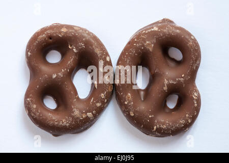 Cadbury Schokolade voller Brezeln set Schokolade Brezeln auf weißem Hintergrund Stockfoto