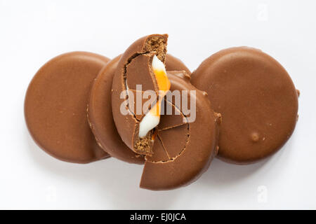 Neue Cadbury Creme Egg Biscuits mit einem in der Hälfte gebrochen zu zeigen im Inneren auf weißem Hintergrund Stockfoto