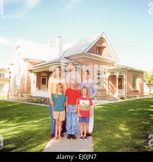 MANTI, UT-13 SEPTEMBER: Eine Familie, die Polygamie praktiziert posiert für ein Familienporträt in Manti, Utah am 13. September 1998. Stockfoto