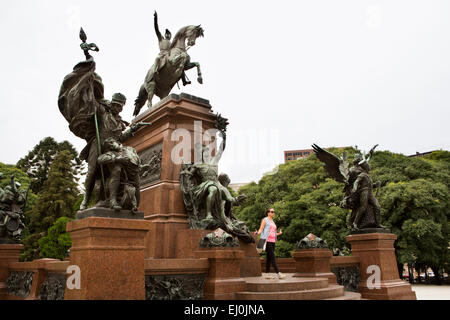 Argentinien, Buenos Aires, Retiro, Plaza San Martin, Tourist am Denkmal für General San Martin Stockfoto