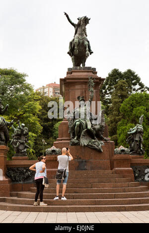 Argentinien, Buenos Aires, Retiro, Plaza San Martin, Touristen fotografieren Denkmal für General San Martin Stockfoto