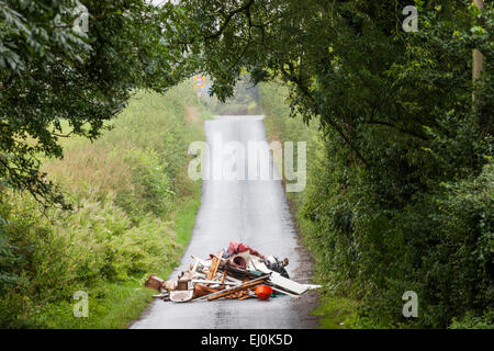 England, Sussex, fliegen auf kleine Landstraße kippen Stockfoto