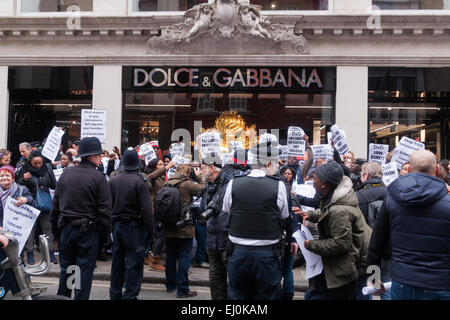 Mayfair, London, UK. 19. März 2015. Polizei nennt man wie Homosexuell Rechte Aktivisten aus dem Out und stolz Diamond Group, bestehend aus den im Exil lebenden ugandischen und anderen afrikanischen Schwule und ihre Anhänger vor dem D & G-Geschäft in der Londoner Bond Street, zeigen folgende Bemerkungen durch den Markeninhaber über IVF-Babys "synthetischen" wird. Bild: Polizei gebracht um die kleine, aber begeisterte Menge Kredit zu kontrollieren: Paul Davey/Alamy Live News Stockfoto