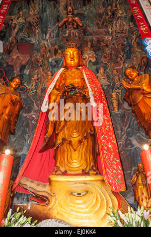 China, Shanghai, Jade-Buddha-Tempel, Statue der Guanyin im großen Saal Stockfoto