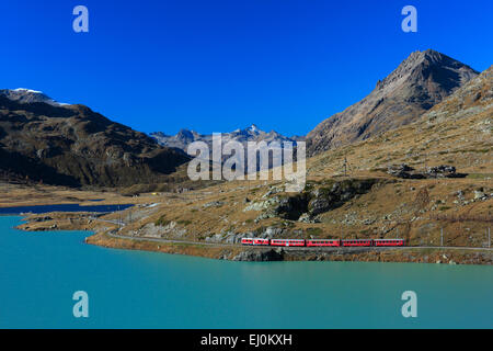 Alpen, Ansicht Berninapass, Straße, Bahn, Berg, Bergstraße, Berge, massiv, Bergpass, Bergsee, Berninapass, E Stockfoto