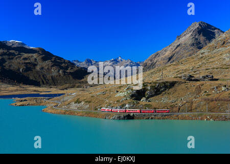 Alpen, Ansicht Berninapass, Straße, Bahn, Berg, Bergstraße, Berge, massiv, Bergpass, Bergsee, Berninapass, E Stockfoto