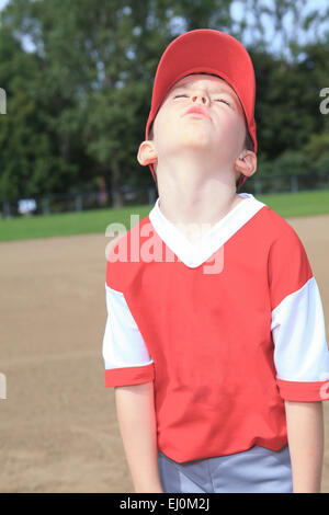 Ein Kinder-Baseball-Spieler nicht spielen wollen Stockfoto