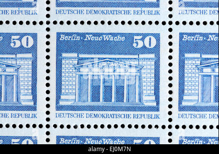 50pf Briefmarken aus kommunistischen DDR "DDR zeigt Neue Wache, Berlin Stockfoto