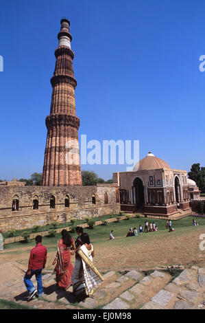 Qutub Qatub minar Delhi Indien indische Touristen Tracht im Vordergrund Sari Stockfoto