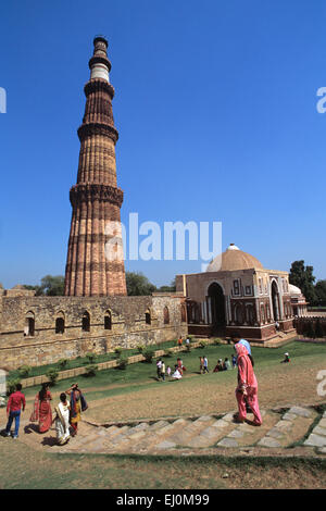 Qutub minar Delhi Indien indische Touristen Tracht im Vordergrund Sari Salwar Stockfoto