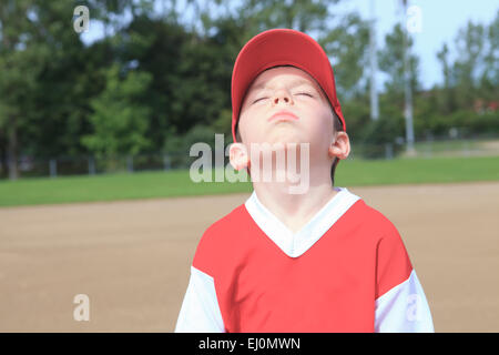 Ein Kinder-Baseball-Spieler nicht spielen wollen Stockfoto