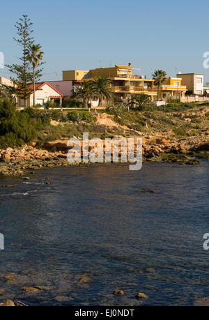 Villen auf dem felsigen Vorland des Mittelmeers in Torrevieja Spanien Stockfoto