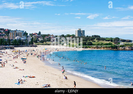 Vollgepackt mit Schwimmer und Sonnenanbeter, die Links-Kurve von Coogee Beach in Sydney, Australien an einem hellen, sonnigen Tag. Stockfoto