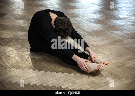 Junger Mann, die Übungen im Fitnessraum Stockfoto