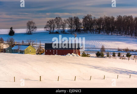 Blick auf eine Scheune und schneebedeckte Berge im ländlichen York County, Pennsylvania. Stockfoto