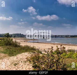 Niederlande, Holland, Europa, Nijmegen, Gelderland, Landschaft, Wasser, Sommer, Strand, Schiffe, Boot, Fluss, Waal, Brücke, Stockfoto