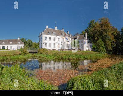 Niederlande, Holland, Europa, Warnsveld, Gelderland, Burg, Wasser, Bäume, Sommer, Polizei-Akademie Stockfoto