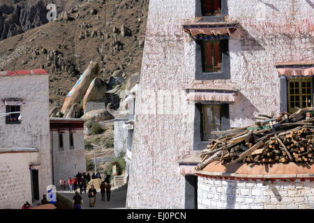 DREPUNG, TIBET, CHINA - 19. Oktober: Tibetische Anhänger kommen zu der Coqen-Halle zu beten. Drepung-Reis Heap monast.on Oktober 19,2012 Stockfoto