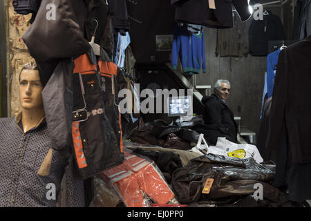 Teheran, Iran. 19. März 2015. 19. März 2015 - Teheran, Iran - eine iranische Verkäufer sitzen in seinem Kleidungsgeschäft in den großen Basar in südlichen Teheran. Iranische Neujahr werden Start am 21. März. Morteza Nikoubazl/ZUMAPRESS © Morteza Nikoubazl/ZUMA Draht/Alamy Live News Stockfoto