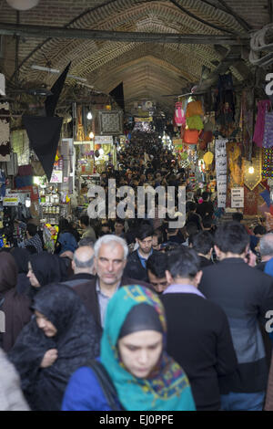 Teheran, Iran. 19. März 2015. 19. März 2015 - Teheran - Iran entlang Teherans Grand Bazaar shoppen Silvester. Iranische Neujahr werden Start am 21. März. Morteza Nikoubazl/ZUMAPRESS © Morteza Nikoubazl/ZUMA Draht/Alamy Live News Stockfoto