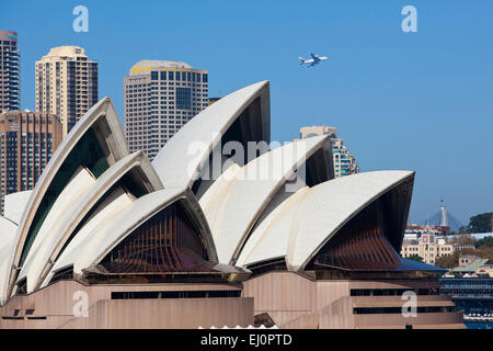 Opera House, Sydney, NSW, New South Wales, Australien, Dächer, Gebäude der Stadt, Flugzeug fliegen Overhead, Flugzeug, berühmt, Symbol, Ikon, Stockfoto