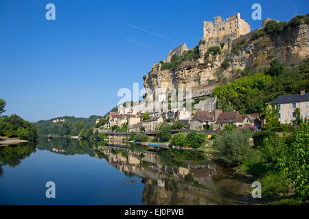 Beynac-Et-Cazenac, Sarlat la Caneda, Dordogne, Aquitaine, Frankreich, Dordogne Fluß, Chateau de Baynac, hoch oben auf der Klippe, com Stockfoto