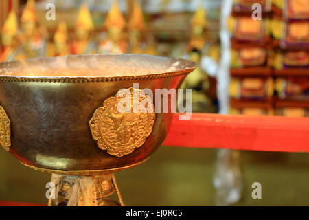 Tibetischen buddhistischen Messing Vase mit vergoldeten Rondell in der 183 Säulen und 1850 m2 Sutra Hall of Coqen Hall Gebäude-Drepung Mo Stockfoto