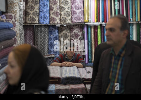 Teheran, Iran. 19. März 2015. 19. März 2015 - Teheran - Iranerin Verkäufer sitzen in einem Geschäft auf dem Basar in südlichen Teheran. Iranische Neujahr werden Start am 21. März. Morteza Nikoubazl/ZUMAPRESS © Morteza Nikoubazl/ZUMA Draht/Alamy Live News Stockfoto