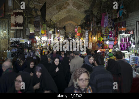 Teheran, Iran. 19. März 2015. 19. März 2015 - Teheran - Iran entlang Teherans Grand Bazaar shoppen Silvester. Iranische Neujahr werden Start am 21. März. Morteza Nikoubazl/ZUMAPRESS © Morteza Nikoubazl/ZUMA Draht/Alamy Live News Stockfoto