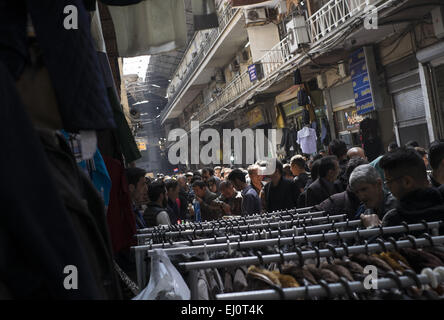 Teheran, Iran. 19. März 2015. 19. März 2015 - Teheran - Iran besuchen Teherans Grand Bazaar zum neuen Jahr einkaufen. Iranische Neujahr werden Start am 21. März. Morteza Nikoubazl/ZUMAPRESS © Morteza Nikoubazl/ZUMA Draht/Alamy Live News Stockfoto