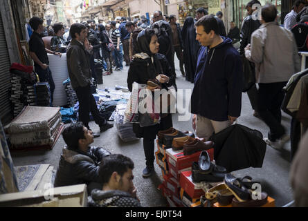 Teheran, Iran. 19. März 2015. 19. März 2015 - Teheran - Iranerin paar miteinander beim Neujahr shopping auf dem Basar in südlichen Teheran sprechen. Iranische Neujahr werden Start am 21. März. Morteza Nikoubazl/ZUMAPRESS © Morteza Nikoubazl/ZUMA Draht/Alamy Live News Stockfoto