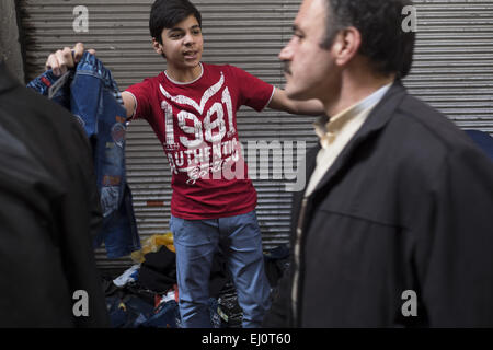 Teheran, Iran. 19. März 2015. 19. März 2015 - Teheran - Iranerin Anbieter zeigt Kleidung auf einer Ecke des großen Basar von Teheran beim Jahreswechsel einkaufen. Iranische Neujahr werden Start am 21. März. Morteza Nikoubazl/ZUMAPRESS © Morteza Nikoubazl/ZUMA Draht/Alamy Live News Stockfoto