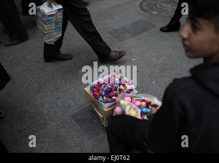 Teheran, Iran. 19. März 2015. 19. März 2015 - Teheran - Iranerin Anbieter zeigt Spielzeug aus Teheran Grand Bazaar shoppen Silvester. Iranische Neujahr werden Start am 21. März. Morteza Nikoubazl/ZUMAPRESS © Morteza Nikoubazl/ZUMA Draht/Alamy Live News Stockfoto