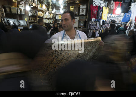 Teheran, Iran. 19. März 2015. 19. März 2015 - Teheran - Iranerin Anbieter zeigt Tuch auf einer Ecke des großen Basar von Teheran beim Jahreswechsel einkaufen. Iranische Neujahr werden Start am 21. März. Morteza Nikoubazl/ZUMAPRESS © Morteza Nikoubazl/ZUMA Draht/Alamy Live News Stockfoto