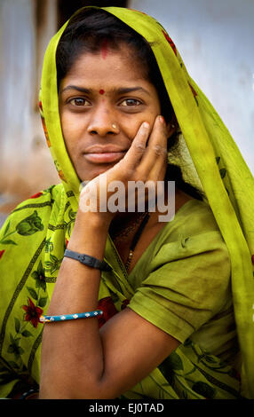 Porträt einer ländlichen indische Dame im grünen Sari. Stockfoto