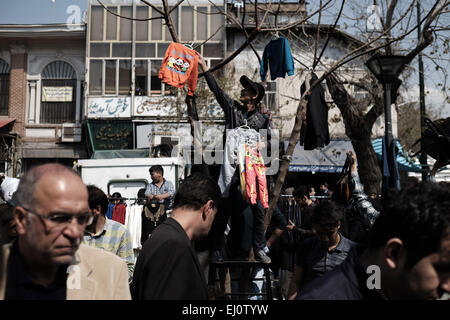 Teheran, Iran. 19. März 2015. 19. März 2015 zeigt - Teheran - Iranerin Anbieter Kleidung zu Kunden aus Teheran Grand Bazaar beim Neujahr shopping. Iranische Neujahr werden Start am 21. März. Morteza Nikoubazl/ZUMAPRESS © Morteza Nikoubazl/ZUMA Draht/Alamy Live News Stockfoto