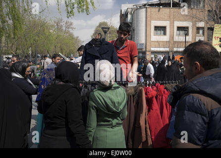 Teheran, Iran. 19. März 2015. 19. März 2015 - in der Nähe von Teheran, Iran - eine iranische Hersteller zeigt Kunden kleiden Teherans Grand Bazaar shoppen Silvester. Iranische Neujahr werden Start am 21. März. Morteza Nikoubazl/ZUMAPRESS © Morteza Nikoubazl/ZUMA Draht/Alamy Live News Stockfoto