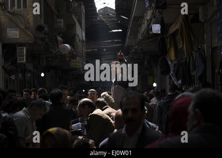 Teheran, Iran. 19. März 2015. 19. März 2015 zeigt - Teheran - Iranerin Anbieter auf, wie er sprechen mit einem Kunden in Teherans Grand Bazaar shoppen Silvester. Iranische Neujahr werden Start am 21. März. Morteza Nikoubazl/ZUMAPRESS © Morteza Nikoubazl/ZUMA Draht/Alamy Live News Stockfoto