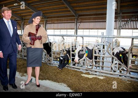 Trenthorst, Deutschland. 19. März 2015. König Willem-Alexander und Maxima der Königin der Niederlande besuchen einen Bauernhof am Thunen Institut für biologische Landwirtschaft in Trenthorst, Deutschland, 19. März 2015. Der niederländische König und die Königin sind in Deutschland für einen zweitägigen Staatsbesuch. Foto: Patrick van Katwijk / POINT DE VUE OUT - NO WIRE SERVICE-/ Dpa/Alamy Live News Stockfoto