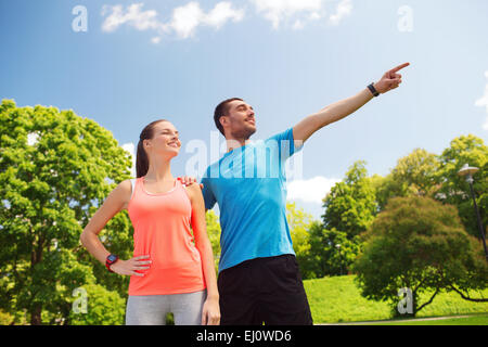 zwei lächelnde Menschen im freien Stockfoto