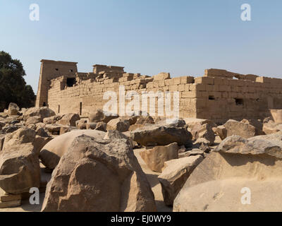 Blick über Zeitschriften von defekten Blöcke um den Tempel Khonsu am Tempel von Karnak, Luxor, Ägypten Stockfoto