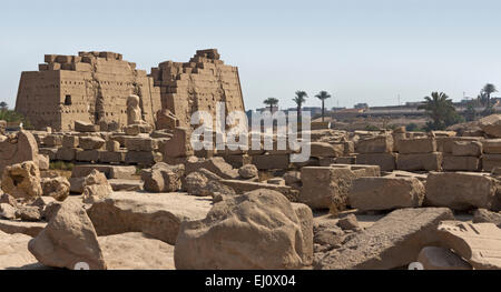 Blick über Zeitschriften von defekten Blöcke zu den kolossalen Statuen vor der achte Pylon im Tempel von Karnak, Luxor, Ägypten Stockfoto