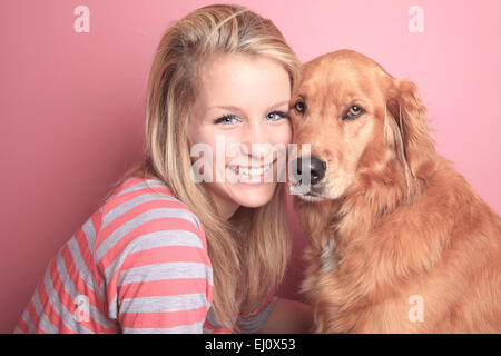 Mädchen und ihr Hund schlafen zusammen auf ein Schlafzimmer Stockfoto