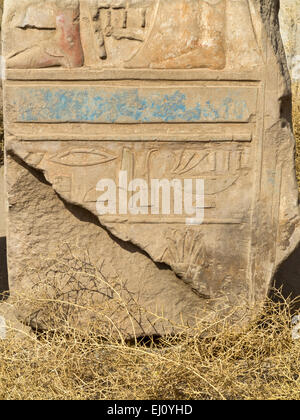 Nahaufnahme von Hilfsarbeit auf einigen defekten Blöcke in Magazinen im Tempel von Karnak, Luxor, Ägypten Stockfoto