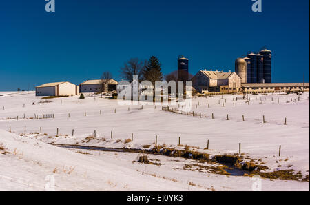 Winter-Blick auf einem Bauernhof im ländlichen Lancaster County, Pennsylvania. Stockfoto