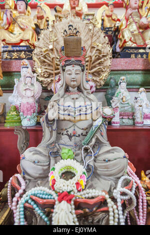 Thailand, Bangkok, Khaosan Road traffic, Wat Chana Songhram, buddhistische Statuen Stockfoto