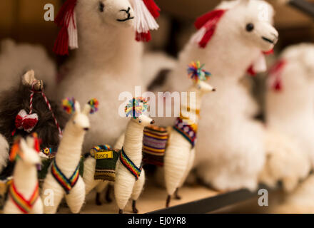 Alpaka-Spielzeug zum Verkauf an Pisac Textilmarkt, Heiliges Tal, Peru Stockfoto