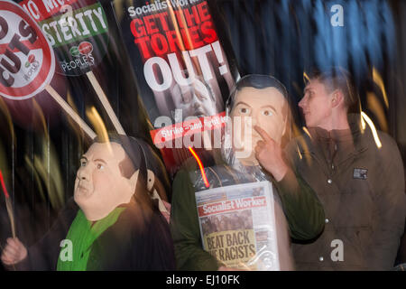 London, UK. 18. März 2015. Demonstranten gegen Sparpolitik halten '' ˜pots und Pfannen Demonstration außerhalb Downing Street gegen jede weitere Kürzungen bei öffentlichen Ausgaben angelegt im Haushalt am Mittwoch, folgende Offenbarungen Kanzler George Osborne wird enthüllen weitere Steuersenkungen für die reichen. © Velar Grant/ZUMA Wire/ZUMAPRESS.com/Alamy Live-Nachrichten Stockfoto