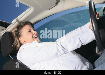 Frau, die ein Problem haben mit dem Auto ist Stockfoto