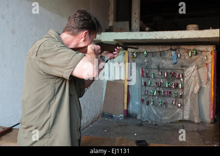 Horizontale Porträt eines Mannes auf einem provisorischen Schießstand in Kuba zu schießen. Stockfoto